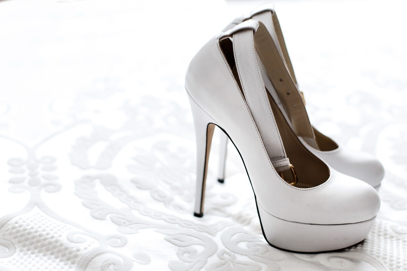 classy-white-platform-shoes-stand-white-embroidered-cloth_8353-545